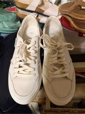 UGG Women’s White Suede Lace Up Sneakers Silver Heel Size 9